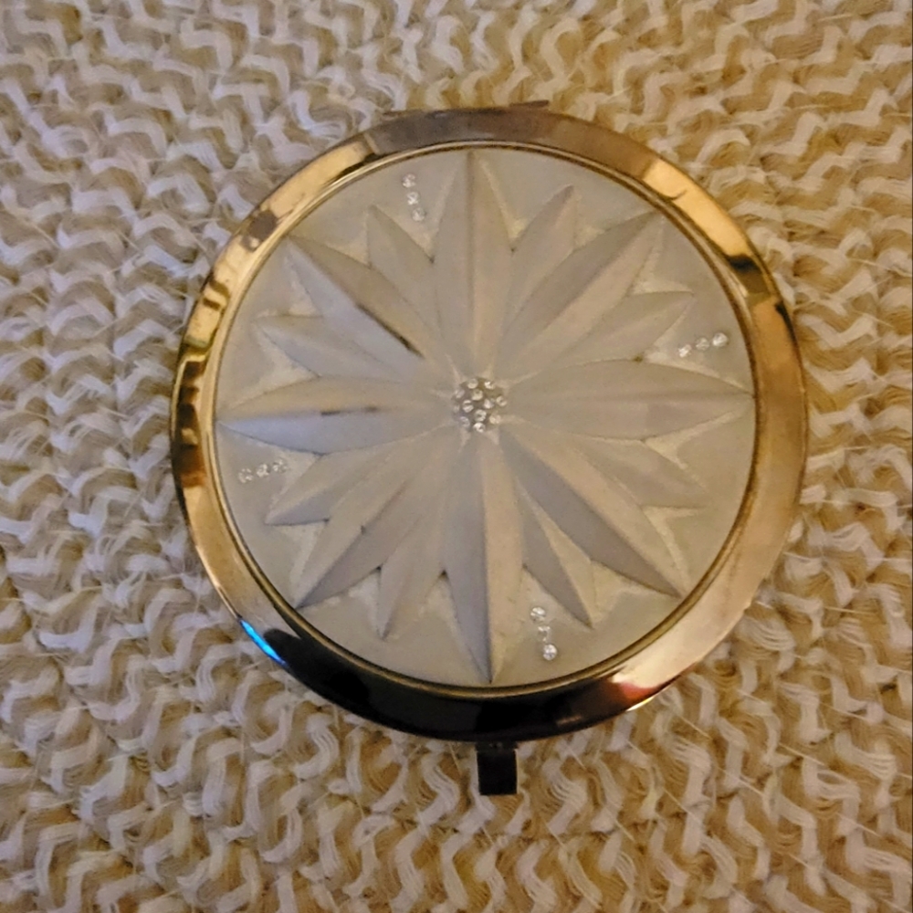 Very Pretty Mirrored Compact